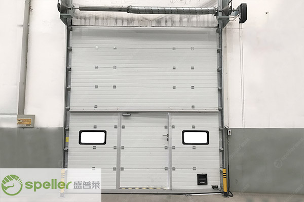 汽車裝備廠房大門用門方案：保溫提升門，防盜節能兩不誤